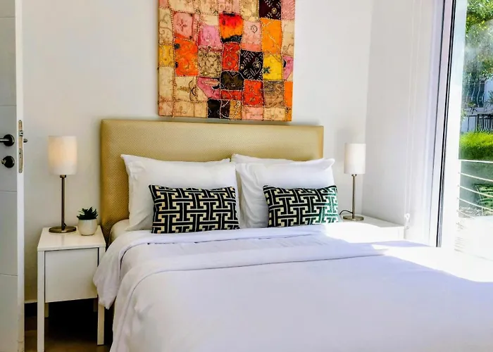 Amazing Sea View -3 Bed Ground Floor Garden * 凯里尼亚